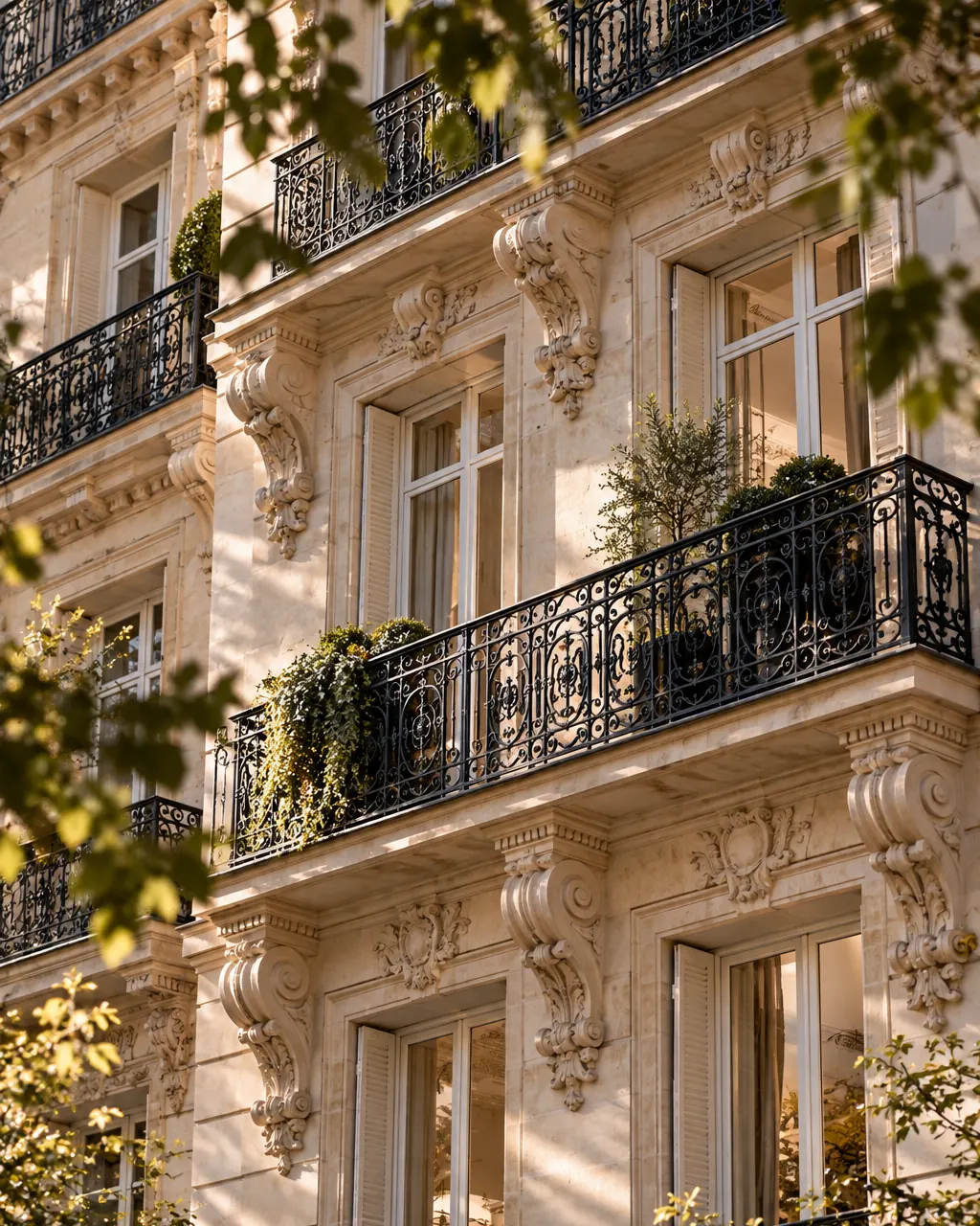 Façade haussmannienne aux balcons en fer forgé fleuris